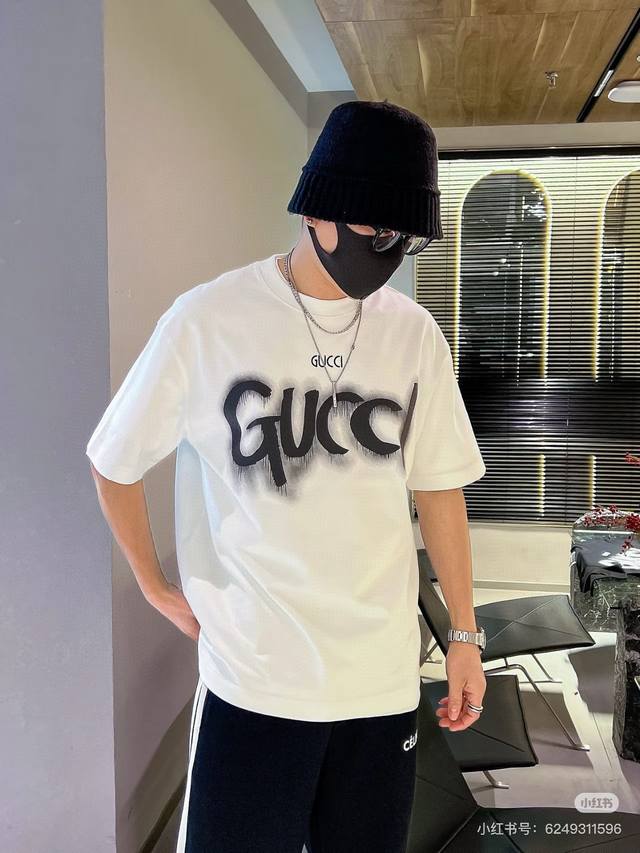 新款上新 最新爆款 Gucci 古奇情侣款夏季男女同款宽松版型双水印花字母胸前泡芙短袖T恤！潮流时尚个性青年半截袖体恤。面料都是采用最好的双纱全棉面料，衣服细节