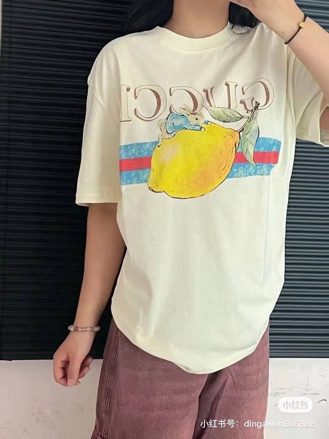 新款上新 2025 爆款推荐高版本Gucci 古驰夏季彼得兔石墨印花彩色卡通情侣款圆领短袖T恤，流氓兔彩色前福水印花。衣服印花怎么洗也不会掉落 双纱240G精梳