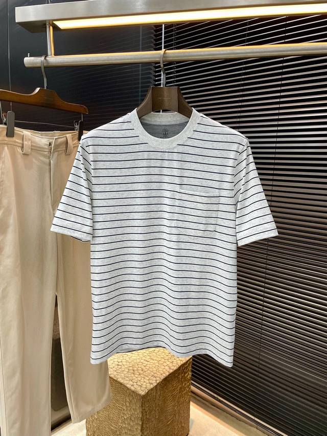 Brunello Cucinelli 系列 Vip高级定制 2025春夏季新款条纹T恤衫，这款面料选用当季色调的条纹图案，在棉质的轻盈细腻感与丝质纤维的光泽感之