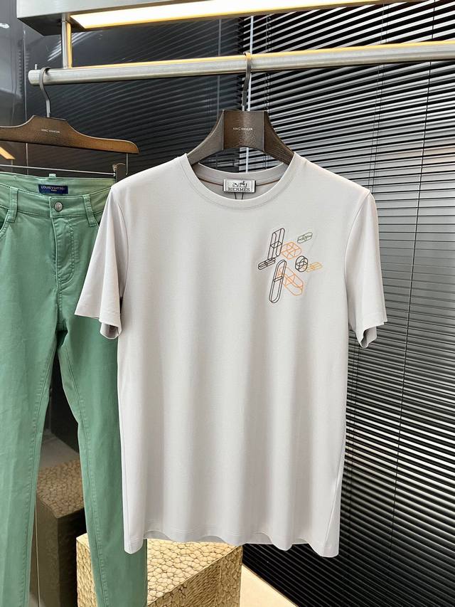 Herme 爱马 系列 Vip高级定制 2025春夏季新款短袖 百搭款式 任何人都可以轻松驾驭 面料全订制工艺 高定一等品粘纤面料 面料手感柔软，上身舒适柔软