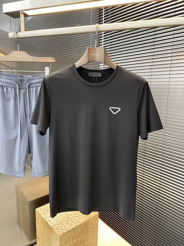 Prada- 普拉达 系列 Vip高级定制 2025春夏季新款短袖 百搭款式 任何人都可以轻松驾驭 面料全订制工艺 高定一等品粘纤面料 面料手感柔软，上身舒适柔
