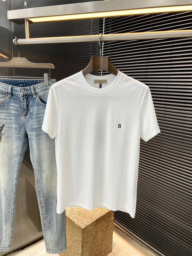 Burberry- 巴宝莉 系列 Vip高级定制 2025春夏季新款短袖 百搭款式 任何人都可以轻松驾驭 面料全订制提花工艺 高定一等品锦氨丝柔棉面料 面料手感
