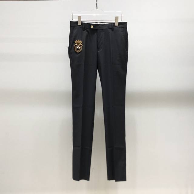 整套 ,单西 ,西裤 。D&G 新款休闲西装西裤 金色蜜蜂徽章Logo高密度刺绣针缝 浅金色定制Dg钮扣 彰显一贯低调奢华的风格 无论是上班通勤 还是周末出行