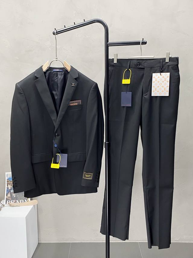 套。单西 、西裤 。Louis Vuitton路易威登春秋新款西服套装，外贸公司订单 简约休闲西装外套，独家专供进口原版聚酯纤维面料，透气柔软保暖性很强，笔挺垂