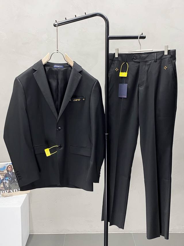套。单西 、西裤 。Louis Vuitton路易威登春秋新款西服套装，外贸公司订单 简约休闲西装外套，独家专供进口原版聚酯纤维面料，透气柔软保暖性很强，笔挺垂