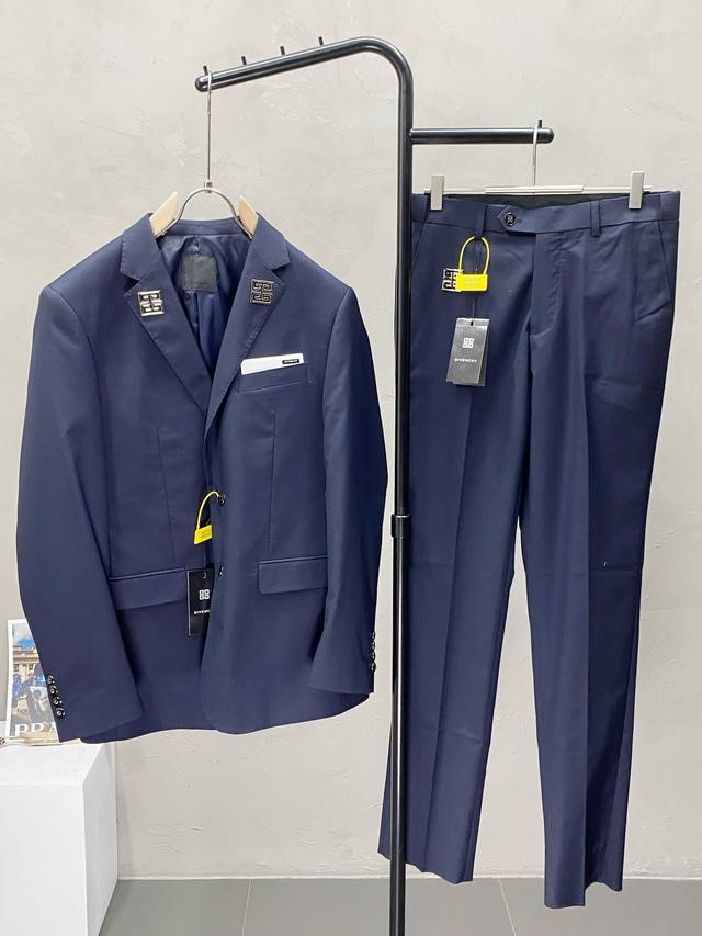 套。单西 、西裤 。Givenchy纪梵希春秋新款西服套装，外贸公司订单 简约休闲西装外套，独家专供进口原版聚酯纤维面料，透气柔软保暖性很强，笔挺垂感十足，整件