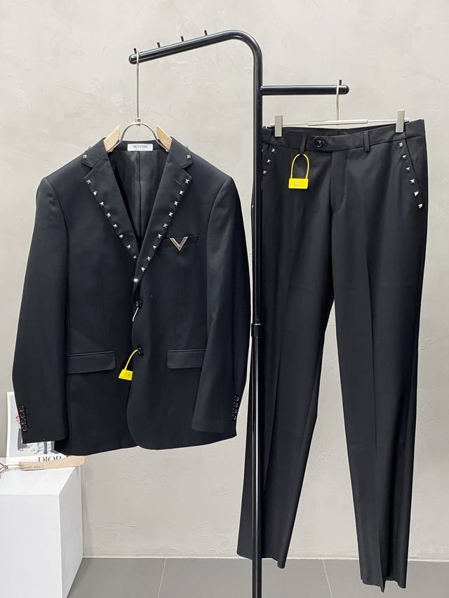 套。单西 、西裤 。Valentino华伦天奴春秋新款西服套装，外贸公司订单 简约休闲西装外套，独家专供进口原版聚酯纤维面料，透气柔软保暖性很强，笔挺垂感十足，