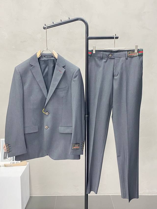 套。单西 、西裤 。Gucci古驰春秋新款西服套装，外贸公司订单 简约休闲西装外套，独家专供进口原版聚酯纤维面料，透气柔软保暖性很强，笔挺垂感十足，整件衣服车工