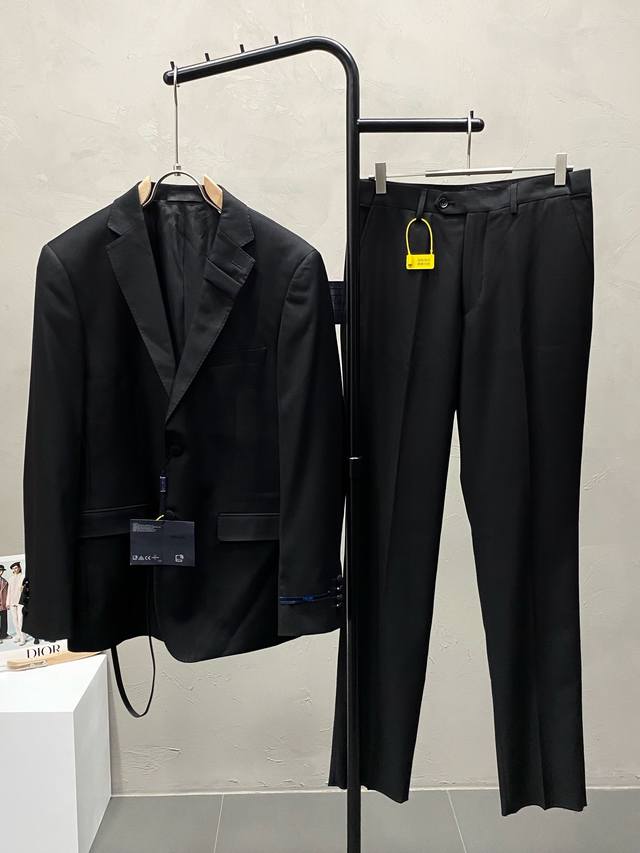 套。单西 、西裤 。 Prada普拉达春秋新款西服套装，外贸公司订单 简约休闲西装外套，独家专供进口原版聚酯纤维面料，透气柔软保暖性很强，笔挺垂感十足，整件衣服