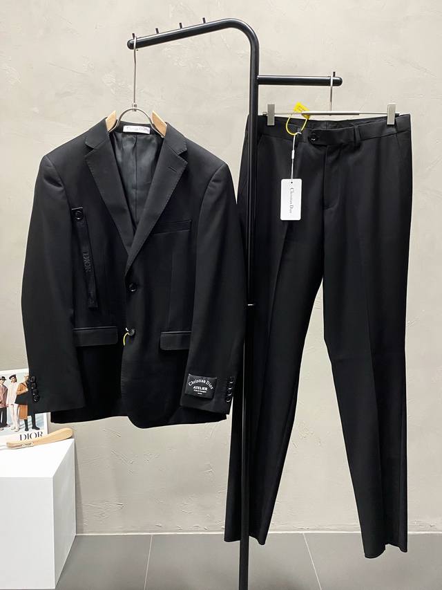 套。单西 、西裤 。 Dior迪奥春秋新款西服套装，外贸公司订单 简约休闲西装外套，独家专供进口原版聚酯纤维面料，透气柔软保暖性很强，笔挺垂感十足，整件衣服车工