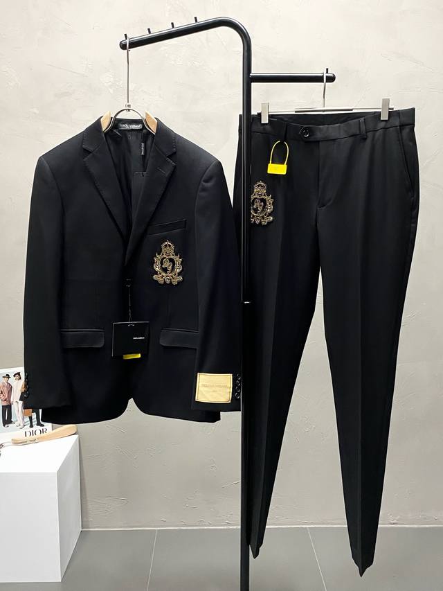 套。单西 、西裤 。 Dolce&Gabbana杜嘉班纳Dg春秋新款西服套装，外贸公司订单 简约休闲西装外套，独家专供进口原版聚酯纤维面料，透气柔软保暖性很强，