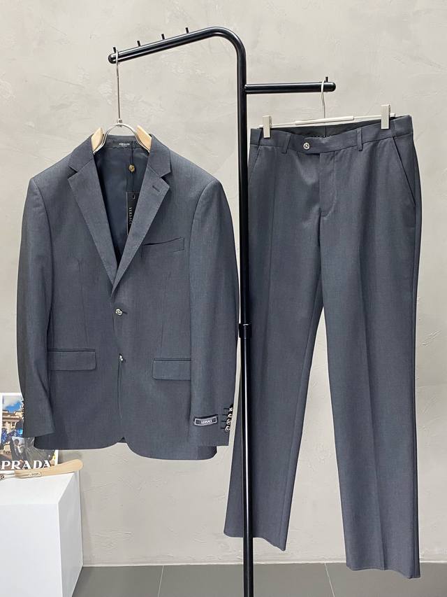 套。单西 、西裤 。 Versace范思哲春秋新款西服套装，外贸公司订单 简约休闲西装外套，独家专供进口原版聚酯纤维面料，透气柔软保暖性很强，笔挺垂感十足，整件