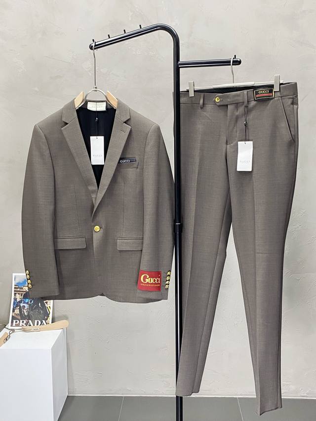 套。Gucci古驰春秋新款西服套装，外贸公司订单 简约休闲西装外套，独家专供进口原版聚酯纤维面料，透气柔软保暖性很强，笔挺垂感十足，整件衣服车工走线整齐平整，所