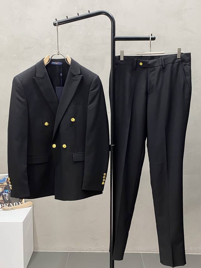 套。Louis Vuitton路易威登Lv春秋新款西服套装，外贸公司订单 简约休闲西装外套，独家专供进口原版聚酯纤维面料，透气柔软保暖性很强，笔挺垂感十足，整件