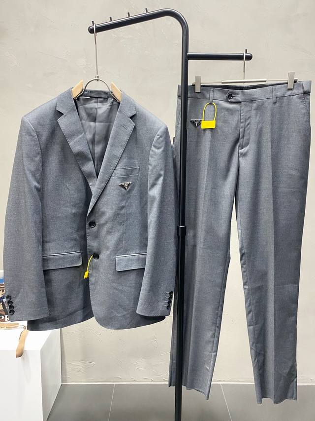 套。单西 、西裤 。Prada普拉达春秋新款西服套装，外贸公司订单 简约休闲西装外套，独家专供进口原版聚酯纤维面料，透气柔软保暖性很强，笔挺垂感十足，整件衣服车