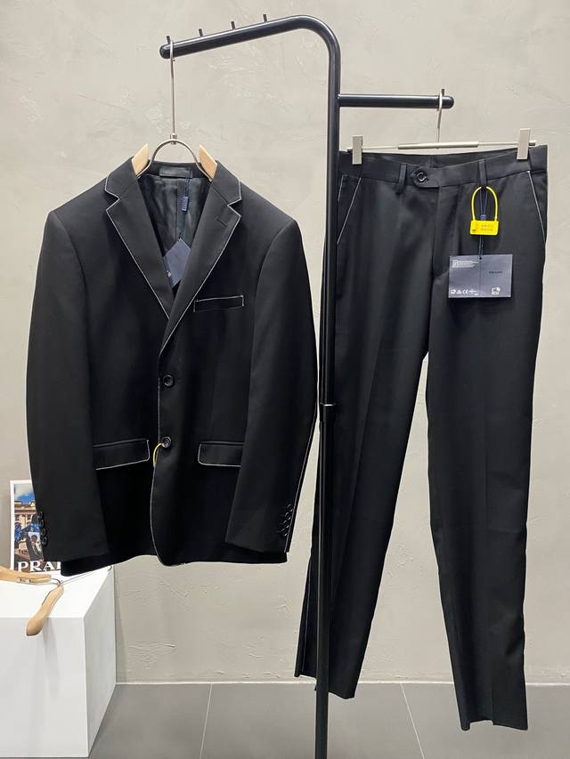 套。单西 、西裤 。Prada普拉达春秋新款西服套装，外贸公司订单 简约休闲西装外套，独家专供进口原版聚酯纤维面料，透气柔软保暖性很强，笔挺垂感十足，整件衣服车