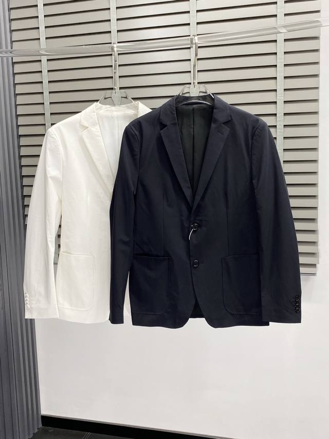 Prada普拉达独家专供新款西服外套，简约休闲西装外套，进口原版聚酯纤维面料，透气柔软保暖性很强，笔挺垂感十足，整件衣服车工走线整齐平整，所有五金附料都是客供带