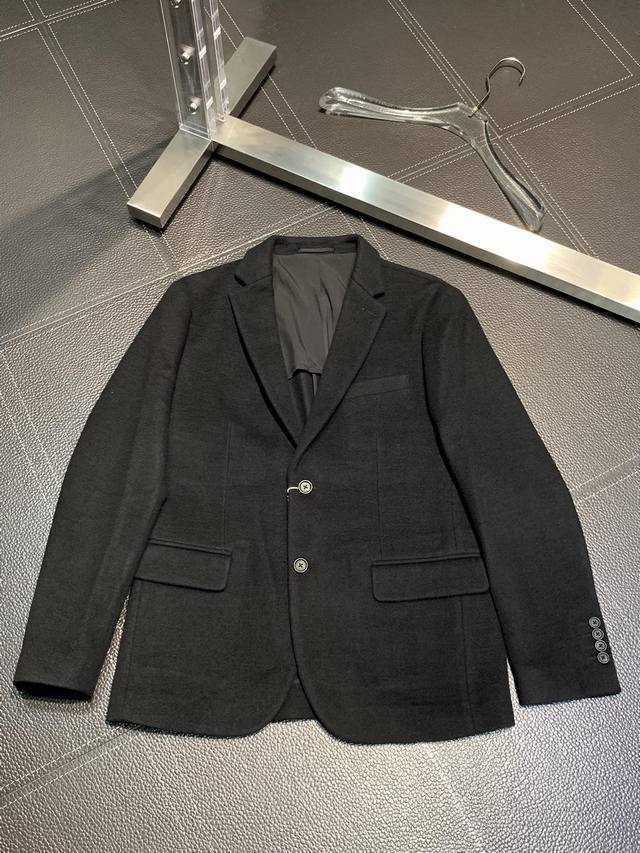 Prada普拉达 独家专供新款西服外套，简约休闲西装外套，进口原版聚酯纤维面料，透气柔软保暖性很强，笔挺垂感十足，整件衣服车工走线整齐平整，所有五金附料都是客供