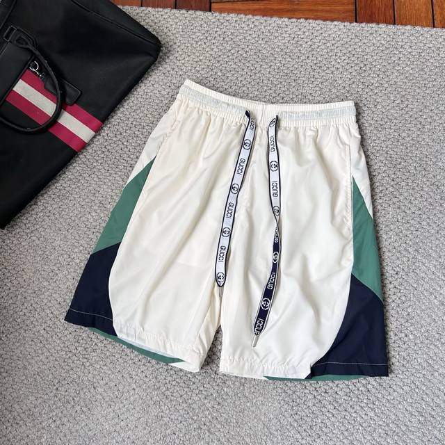 古’2025春夏最新品，专柜同步有售，时尚休闲短裤 进口原版面料，做工极为复杂，唯一可以做代购级别的渠道狠货，经典Logo，原版五金辅料装饰，档次极高，舒适百搭