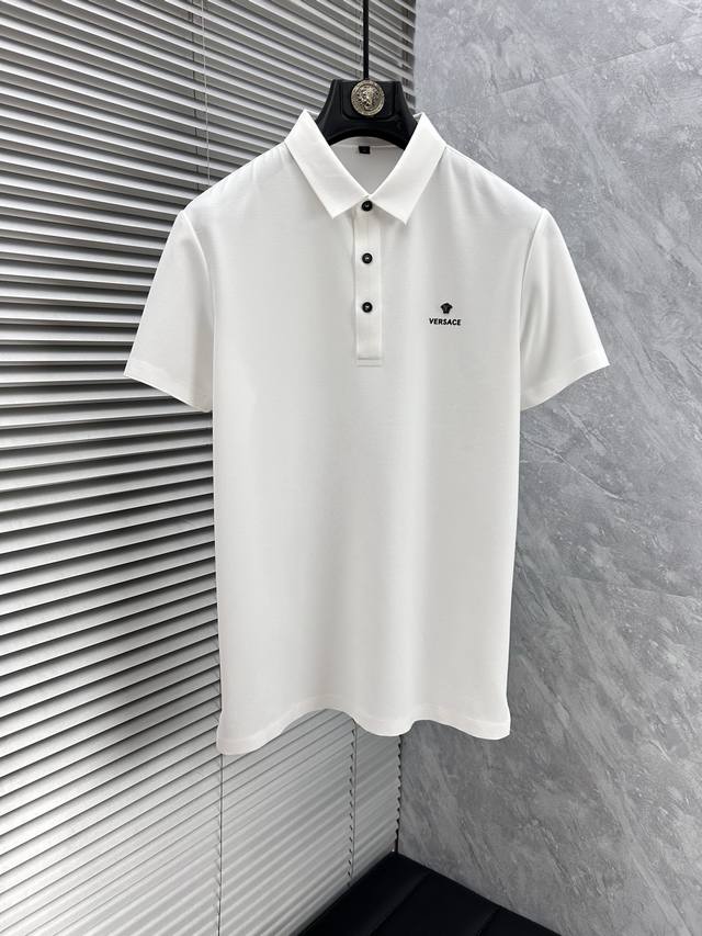 Vers*范思哲 Ss25夏季新款翻领Polo衫 高品质珠地棉材质 雍容华贵的品牌风格，客供进口面料 做出来的衬衫也是版型垂顺挺括，并且还抗皱抗起球，贴身穿着也