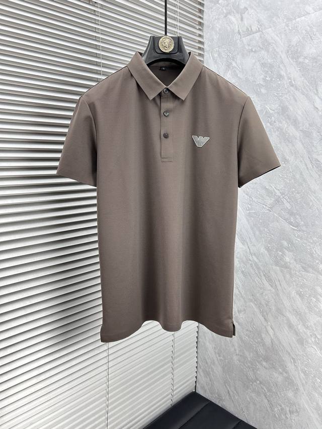 阿玛‘’Ss25夏季新款翻领Polo衫 高品质珠地棉材质 雍容华贵的品牌风格，客供进口面料 做出来的衬衫也是版型垂顺挺括，并且还抗皱抗起球，贴身穿着也是极为舒适