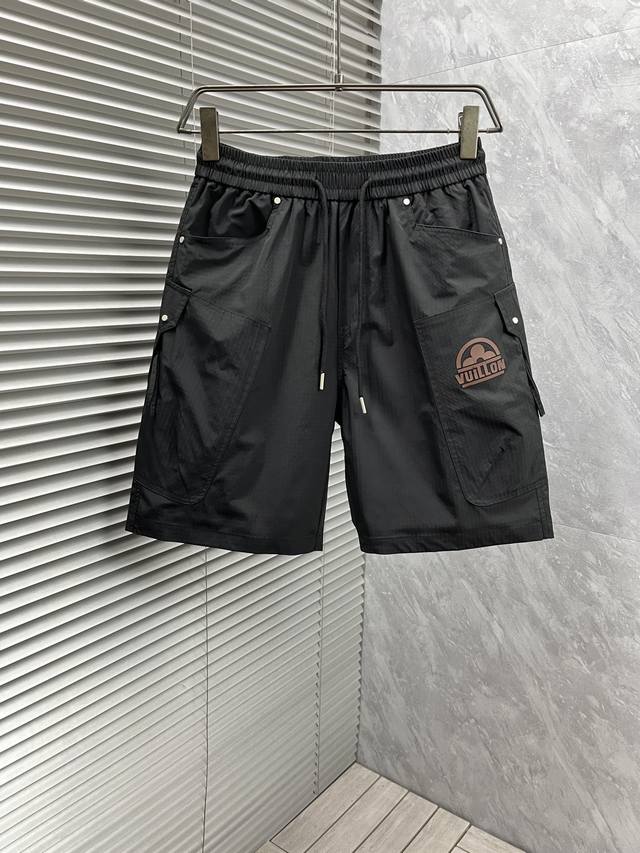 Lv‘’2025夏季新款男士休闲短裤 高级定制夏季专用休闲裤透气面料 透气舒适度高，细节无可挑剔，品牌元素设计理念，体现高品质。手感细腻柔软！呈现休闲裁剪，简单