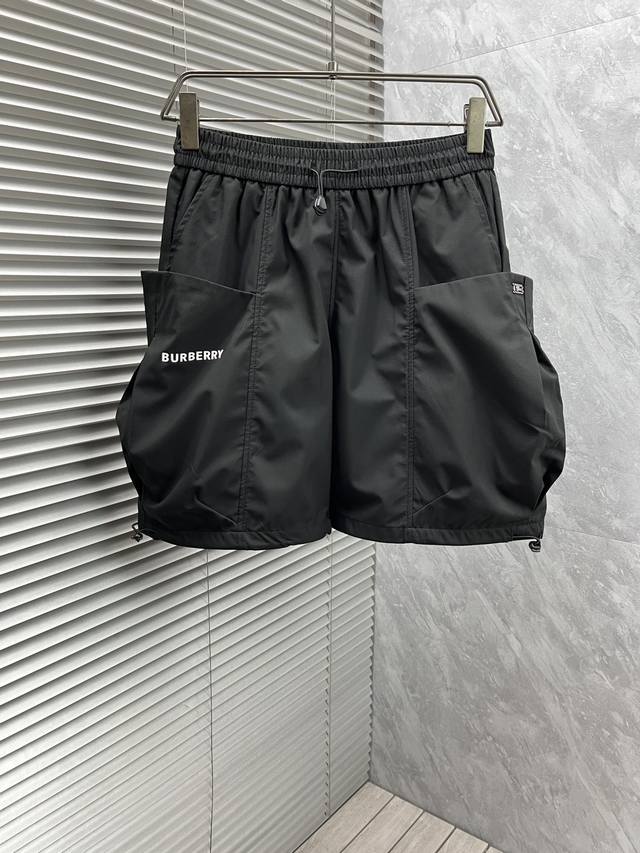 巴宝‘’2025夏季新款男士休闲短裤 高级定制夏季专用休闲裤透气面料 透气舒适度高，细节无可挑剔，品牌元素设计理念，体现高品质。手感细腻柔软！呈现休闲裁剪，简单