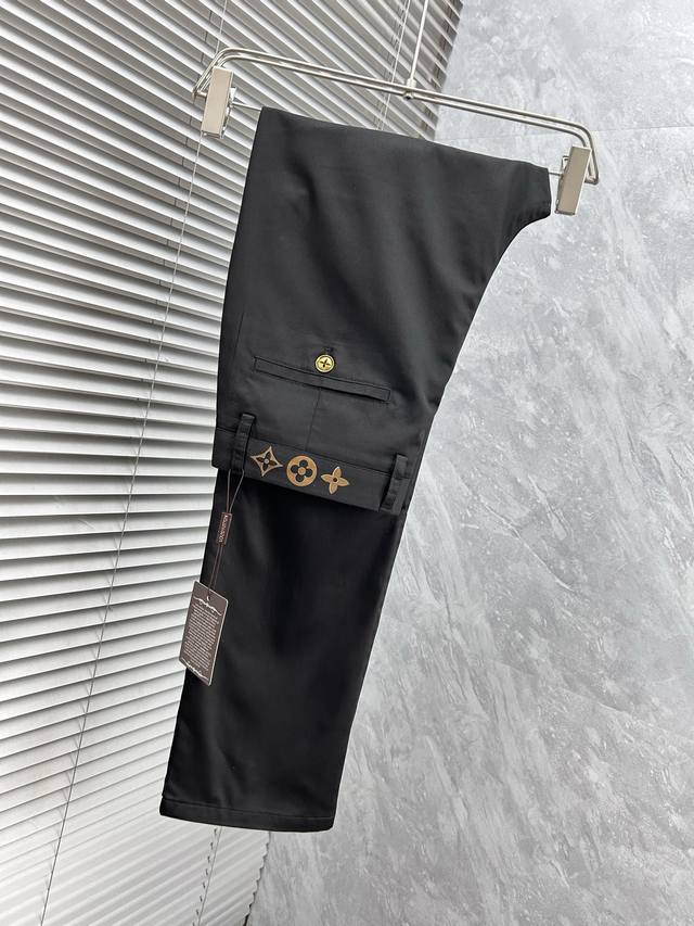 Lv‘’休闲裤 西裤2025Ss春夏新款 高级定制裤子专用面料 定制原版五金 重工工艺打造 车工走线精细 定制面料 柔软舒适 质感显著 辅料精美 上身效果超赞