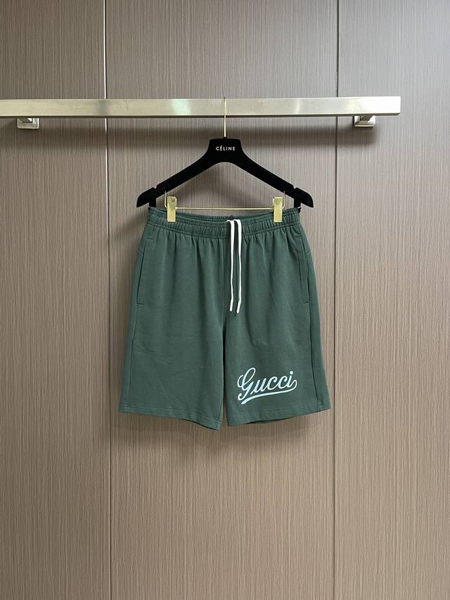 Gucc‘’字母Logo印花棉质运动短裤，采用棉为基底编织而成的单面鱼鳞布面料，正面为平滑的针织面，触肤面通过针织机的浮线编织技术形成立体的毛圈，增加蓬松感，