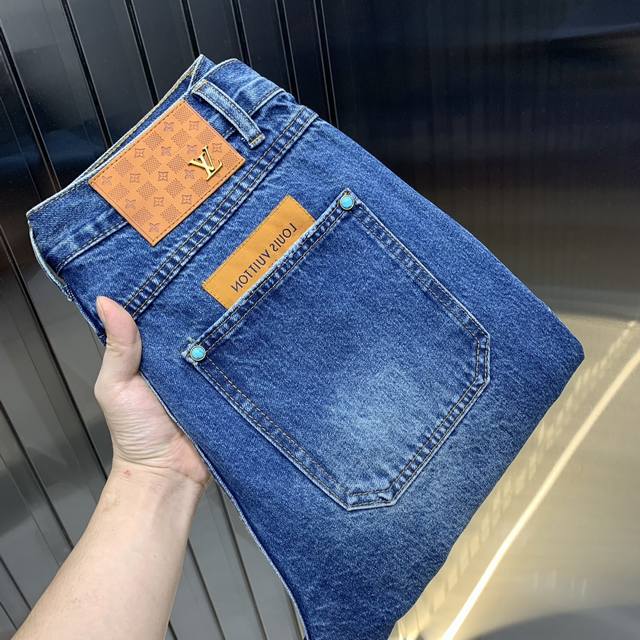 Lv 2025新品男士牛仔裤 面料舒适弹性好。独家发售 时尚优雅 重工艺设计。采用原色酵母水洗工艺 精选进口重磅丹宁牛仔面料 配定制五金装饰 真皮皮牌 精致车线
