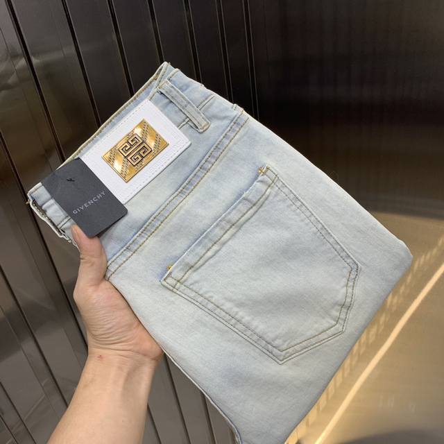 Givench‘’2025新品男士牛仔裤 面料舒适弹性好。独家发售 时尚优雅 重工艺设计。采用原色酵母水洗工艺 精选进口重磅丹宁牛仔面料 配定制五金装饰 真皮皮