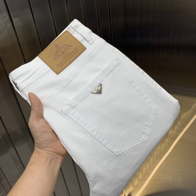Prad‘’2025新品男士牛仔裤 面料舒适弹性好。独家发售 时尚优雅 重工艺设计。采用原色酵母水洗工艺 精选进口重磅丹宁牛仔面料 配定制五金装饰 真皮皮牌 精