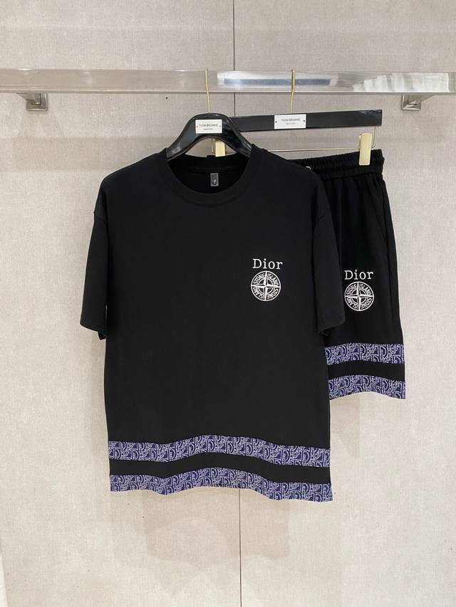 迪奥 高端定制 2025春夏新款首发专柜最新款短袖短裤休闲套装 高端订制 设计前卫时尚！品牌Logo重工艺设计 高端定制纯棉面料.手感柔软.穿着舒适.专柜级别精