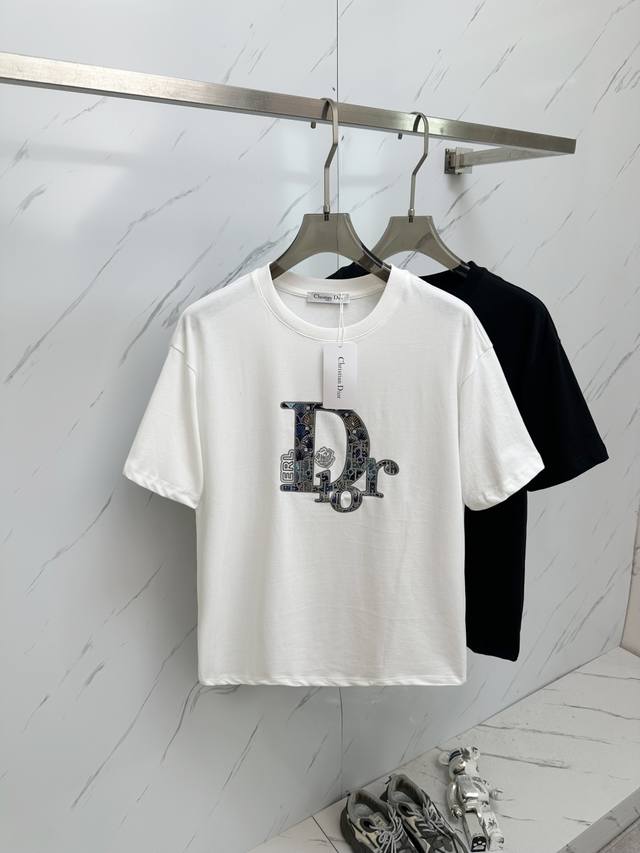 Dior 2025春夏新款首发专柜最新款短袖圆领T恤 高端订制 设计前卫时尚！品牌Logo重工艺设计 高端定制280克面料.手感柔软.穿着舒适.专柜级别精致车线