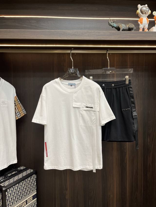 主推 Prada 早春款2025最新款时尚设计师款普拉达短袖短裤套装，处处细节显工艺足够的高级 结构性剪裁的设计改变来展现男士多样的形象变化，修身利落、剪裁合体