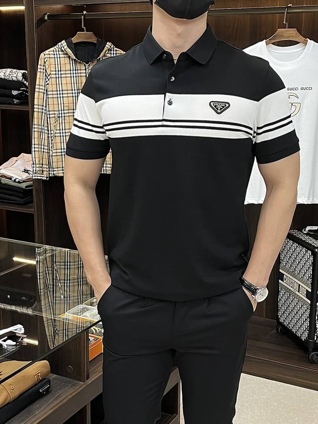 主推 Prada 2025春季独家专供新款普拉达潮男时尚休闲商务翻领短袖T恤。春季新款商务休闲翻领短袖T恤衫，高端欧版原单潮流时尚精品！透气舒适度高，细节无可挑