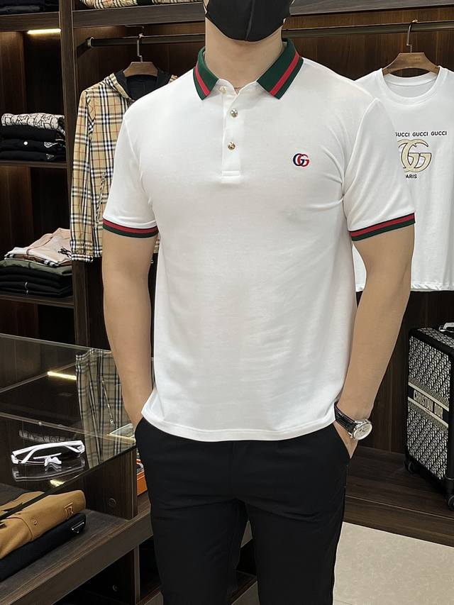主推 Gucci 2025春季独家专供新款古驰潮男时尚休闲商务翻领短袖T恤。春季新款商务休闲翻领短袖T恤衫，高端欧版原单潮流时尚精品！透气舒适度高，细节无可挑剔