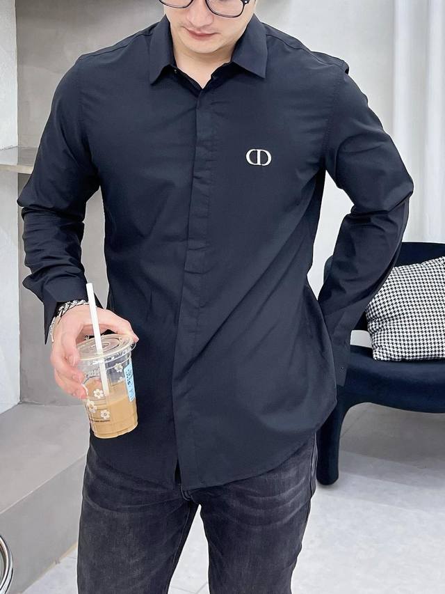 主推 Dior 迪奥 独家专供春季新款时尚休闲衬衫，长袖刺绣衬衫。高级密针刺绣、高端欧版原单衬衫，透气舒适度高，细节无可挑剔，品牌元素设计理念，体现高品质。呈现