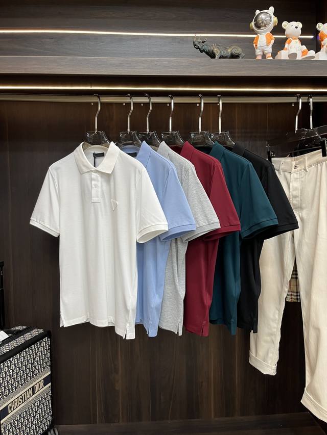 主推 Prada 25Ss新款6色三角徽标装饰棉质Polo衫普拉达这款棉质Polo衫呈现充满运动活力的休闲造型，勾勒出经典条。短袖设计，搭配闪闪发光的纽扣与采用