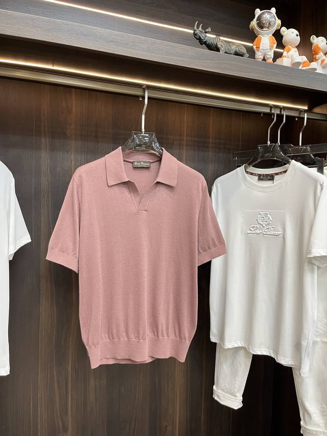 主推 Lp20Ss新款男士无纽扣 Polo 衫这款 Polo 衫采用棉质与桑蚕丝纱线混纺制成。通体采用的针织工艺使面料呈现立体效果，营造出的轻盈且流畅的版型，契