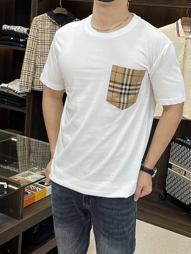 主推 Burberry 25Ss新款格纹口袋圆领短袖这款是今年夏天最新款经典耐看，时尚精简的一款标语T 无多余花里胡哨，随意搭配感受英式风格的独特魅力！平纹针织