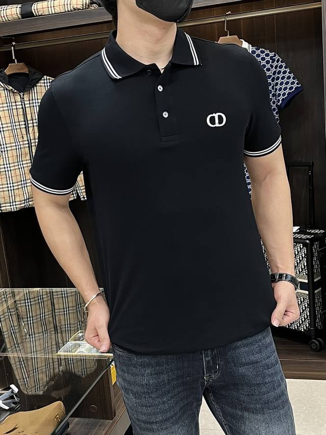 主推 Dior 25Ss新款棉质珠地布Cd Icon标志Polo衫号这款Cd Icon Polo 衫是二零二五秋季男装系列新品，休闲经典。采用棉质珠地布精心制作