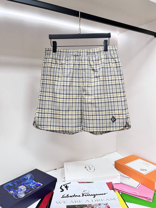 主推 Dior 25Ss新款格子短裤迪奥这款短裤是Dior 男装的经典单品。采用米色棉质混纺面料精心制作，饰以米色和海军蓝色格子图案，点缀以Cd Diamond