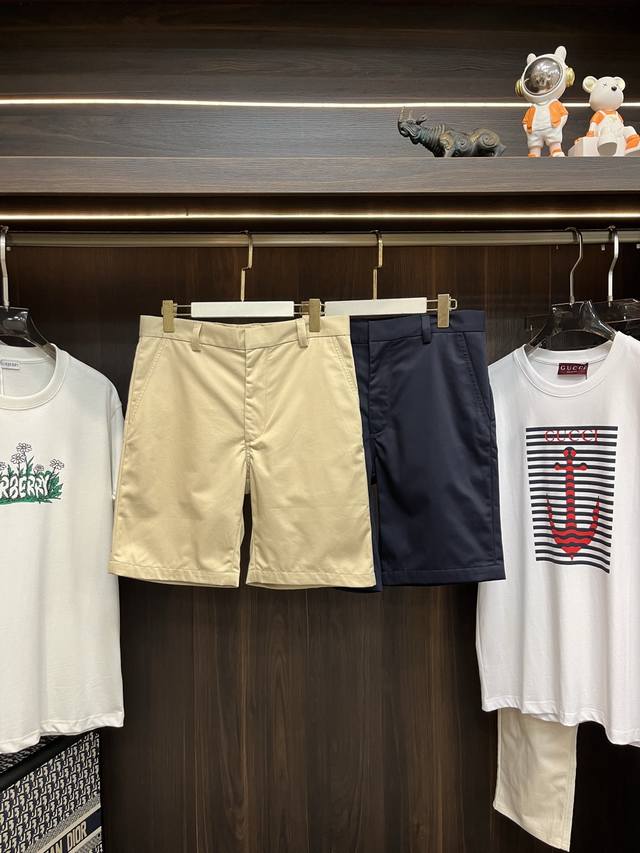 主推 Gucci 25Ss新款饰织带双层斜纹棉短裤这款单品出自Gucci Lido系列，设计灵感源自意大利海岸的夏日风情和海滩俱乐部。这款双层斜纹棉短裤借助特殊