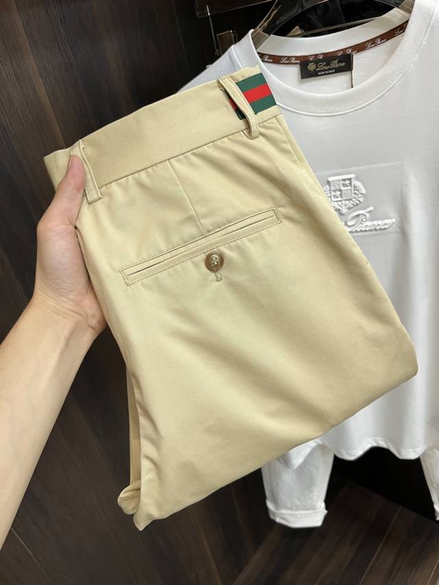 主推 Gucci 25Ss新款腰头饰织带双层斜纹棉工装长裤这款单品出自Gucci Lido系列，设计灵感源自意大利海岸的夏日风情和海滩俱乐部。这款双层斜纹棉长裤