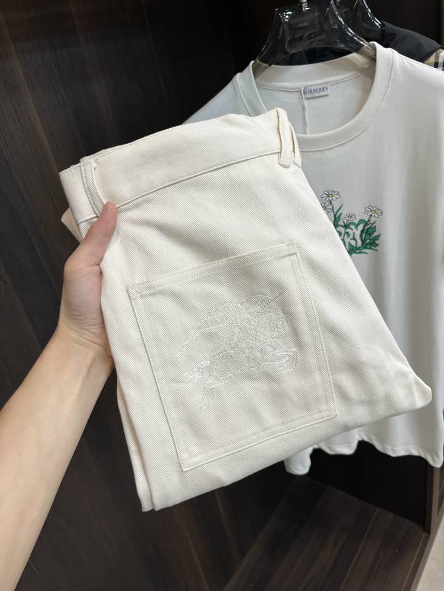 主推 Burberry 25Ss新款米白色牛仔裤巴宝莉这款牛仔裤采用珠帆面料制作而成，纹路清晰，挺阔有型，后口袋处饰有Bbr独家术马刺绣工艺，门禁金属纽扣设计，