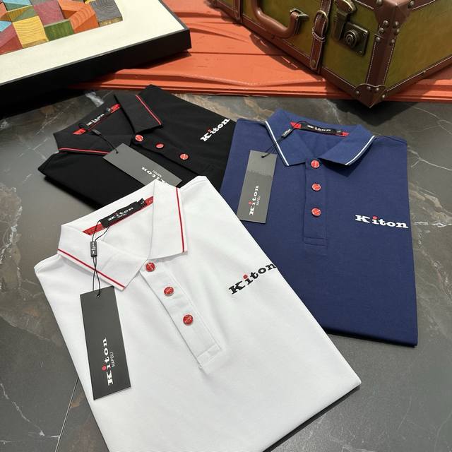 Kiton 2025春夏经典的Polo领设计，搭配简洁的单排扣，线条利落流畅，巧妙修饰颈部线条，彰显优雅绅士格调。左胸处精致的品牌标识，采用无痕压胶工艺，细腻而