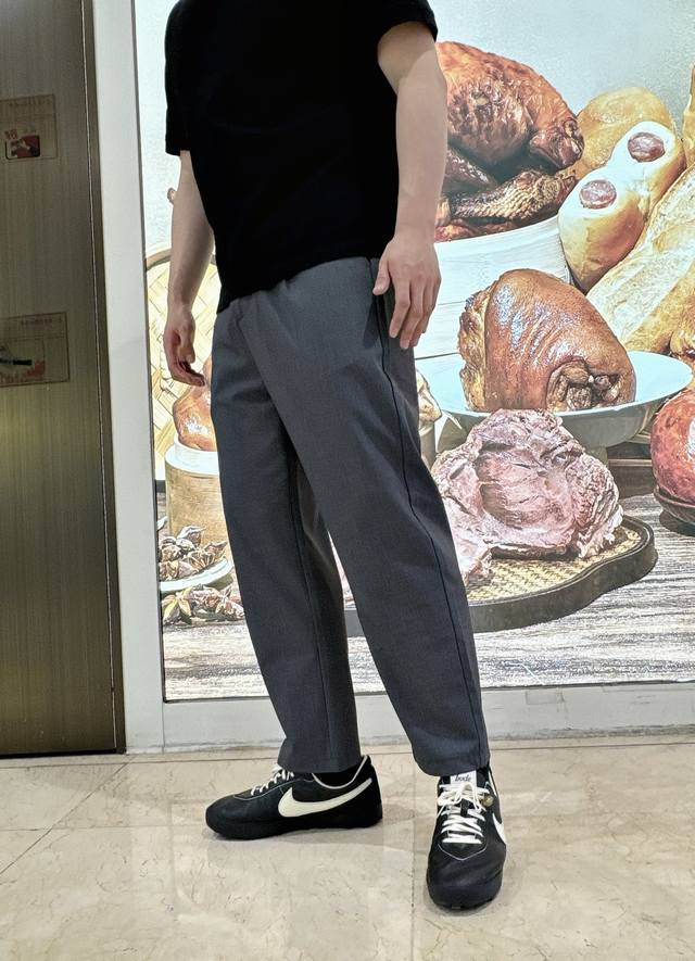 马吉拉灰色男裤~九分棉麻休闲裤 西裤 这款阔腿西裤，简直是时尚与舒适的完美融合！它由100%棉麻材质精心打造 ，既有棉的柔软亲肤，又有麻的透气挺括，夏天穿着，能