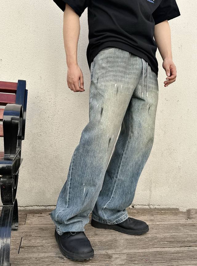 马吉拉泼墨复古做旧男士松紧腰抽绳牛仔裤 绝对是时尚爱好者衣橱里的宝藏单品！它整体采用经典牛仔布材质，挺括又不失舒适，且有着不错的耐磨性，能陪伴你经历无数美好时光