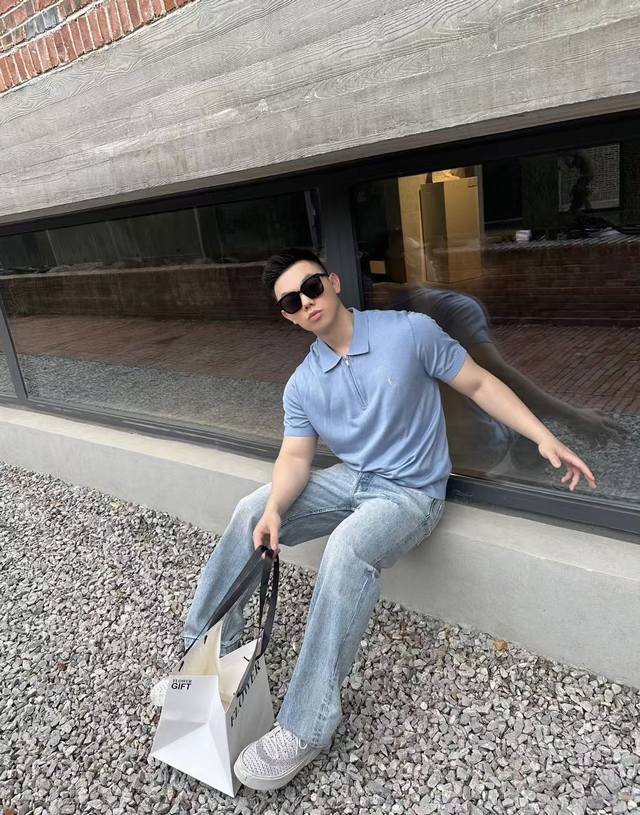 夏日清爽穿搭~Ysl冰蓝色半拉链针织Polo 这款冰蓝针织短袖，将法式优雅与时尚质感完美融合。冰蓝色调清新脱俗，似春日晴空，带来沁心凉意 。半拉链设计增添利落感
